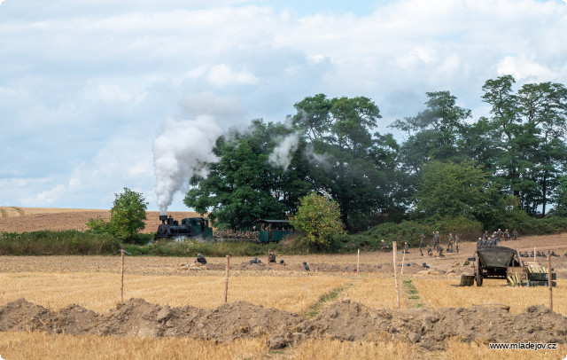 Fotografie Idylická atmosféra se ale brzy změní – po úzkých kolejích polní drážky se blíží vlak s&nbsp;ruskými posilami.
