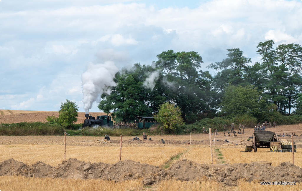Fotografie Idylická atmosféra se ale brzy změní – po úzkých kolejích polní drážky se blíží vlak s&nbsp;ruskými posilami.