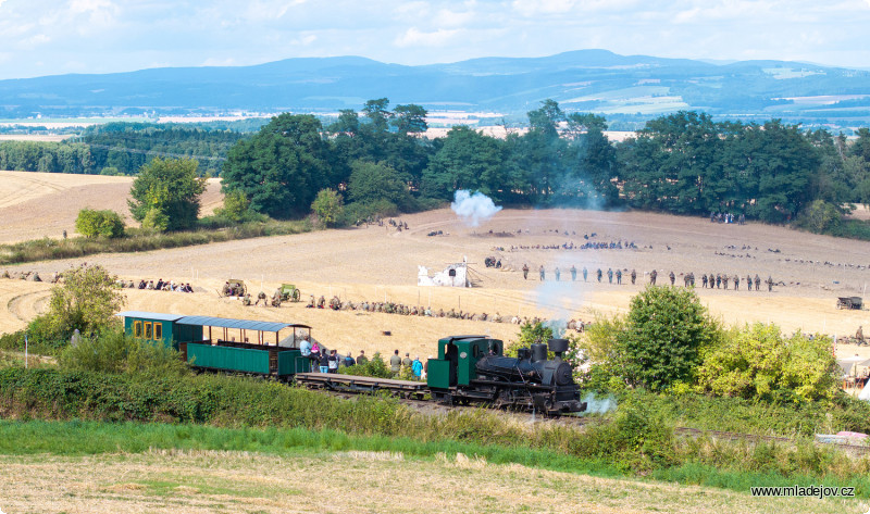 Fotografie Vlakem dorazivší posily jsou ruský ženský batalion založený Marií Leonťjevnou Bočkarjovovou.