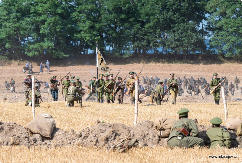 Fotografie Ruské jednotky chvíli útočí a chvíli ustupují…