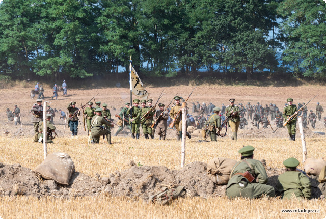 Fotografie Ruské jednotky chvíli útočí a chvíli ustupují…