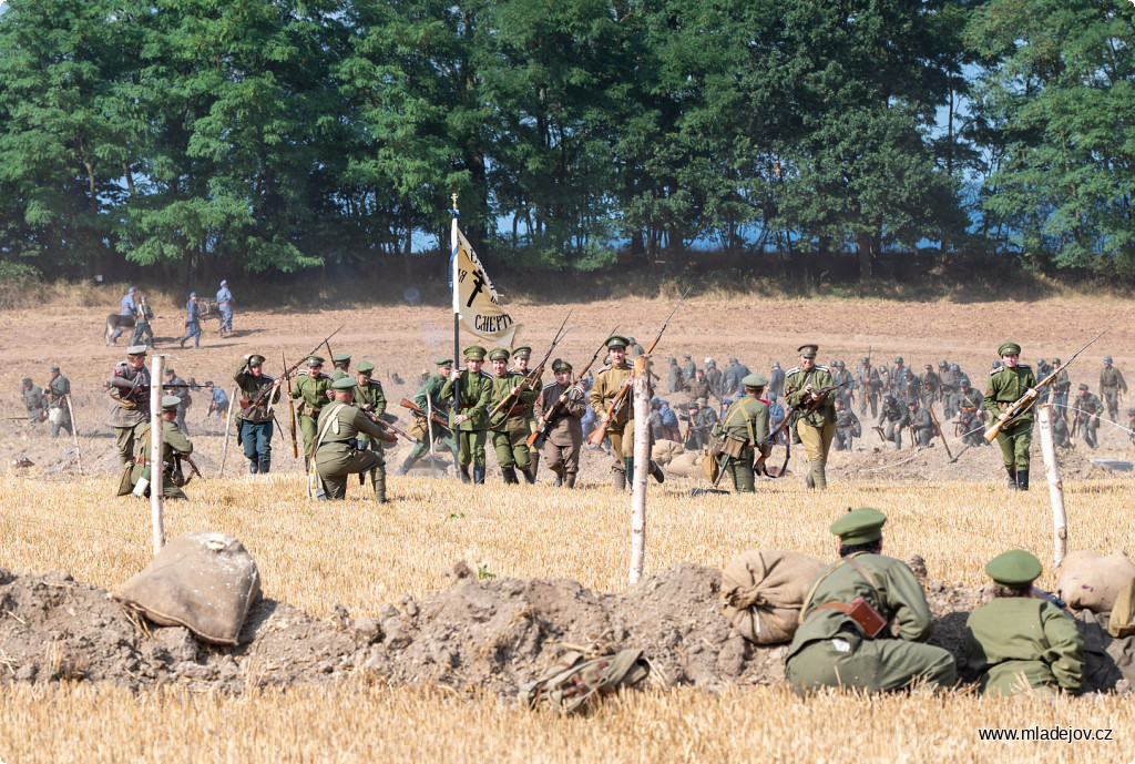 Fotografie Ruské jednotky chvíli útočí a chvíli ustupují…