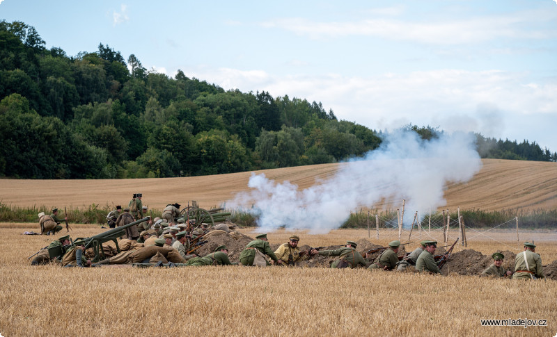 Fotografie Nechyběla ani děla a nekonečné překážky z&nbsp;ostnatého drátu.