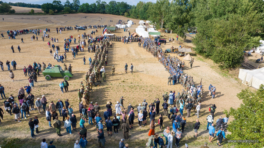 Fotografie Závěrečný nástup a ocenění zasloužilých hrdinů.