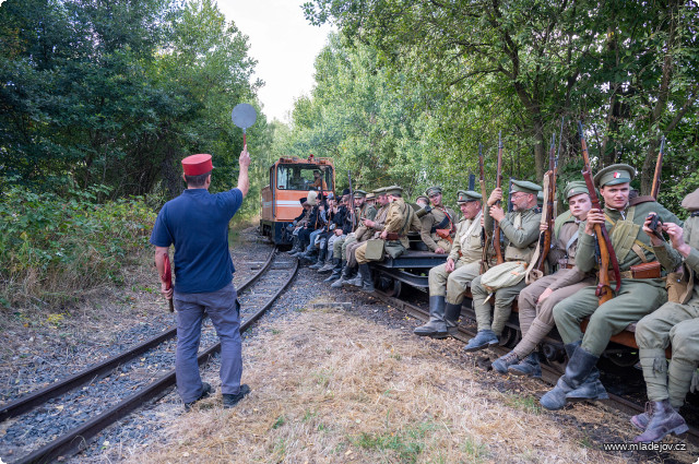 Fotografie Na bojovou ukázku pro diváky navazovala neveřejná část akce – výprava vojska do stanice Nová Ves u&nbsp;Kunčiny.