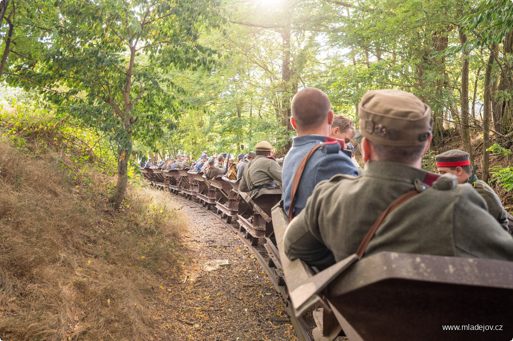 Fotografie Aby bylo vyhověno poptávce na vojenskou přepravu, byly nasazeny všechny vozy k&nbsp;přepravě vojáků upotřebitelné. Faur si s&nbsp;takovou soupravou ale snadno poradil.