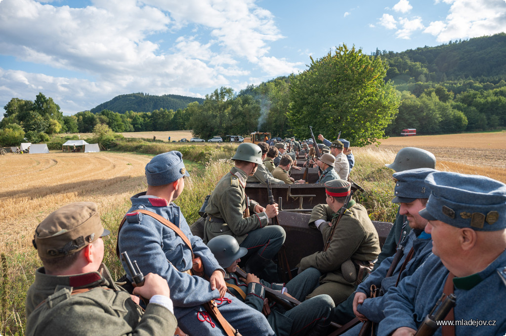 Fotografie Zatímco většina vojska tísnila se v&nbsp;plošinových nebo výklopných vozech…