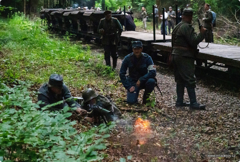 Fotografie Kulomet, jeden ze symbolů první světové války, při obraně přepadeného vlaku.