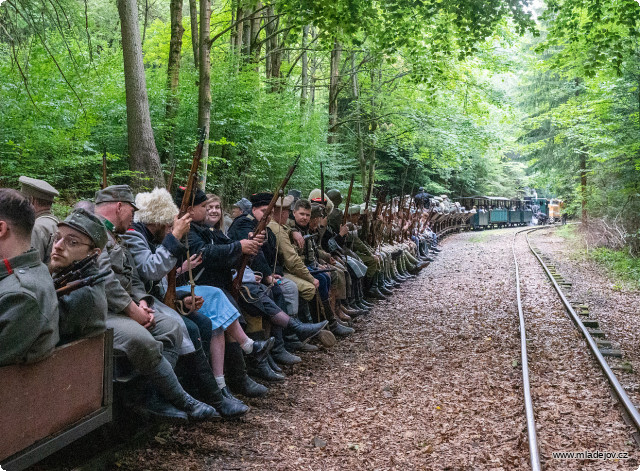 Fotografie A je dobojováno. Poslední parní vlak s&nbsp;válečnými navrátilci, tentokrát delší než obvykle, se vydává na svou cestu zpátky do Mladějova.