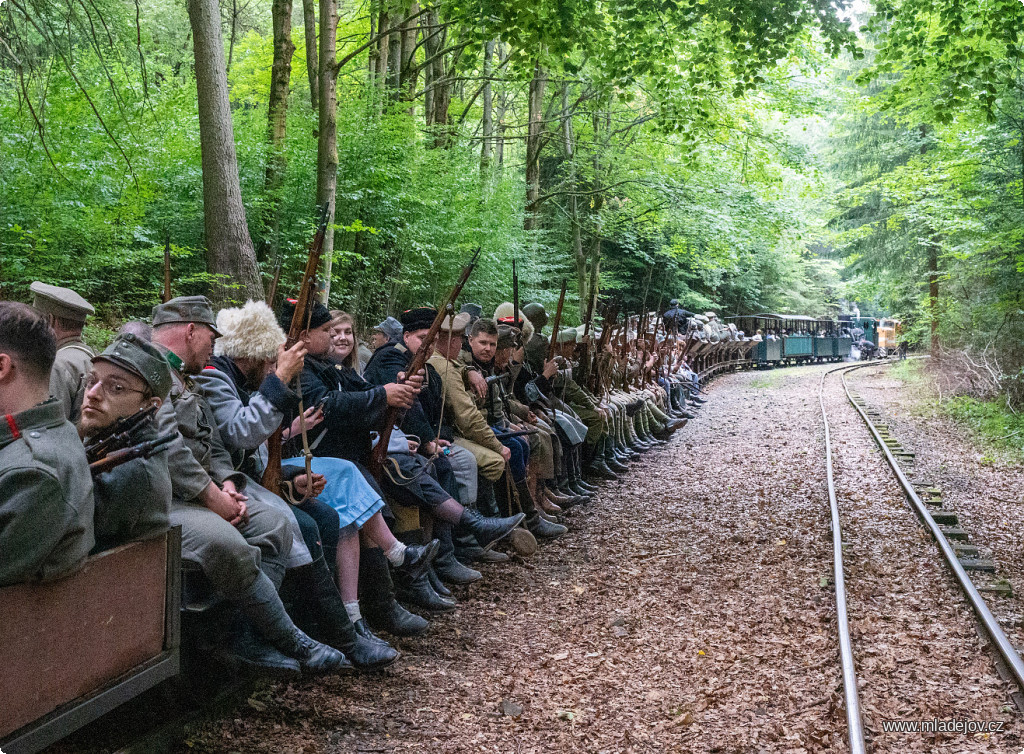 Fotografie A je dobojováno. Poslední parní vlak s&nbsp;válečnými navrátilci, tentokrát delší než obvykle, se vydává na svou cestu zpátky do Mladějova.