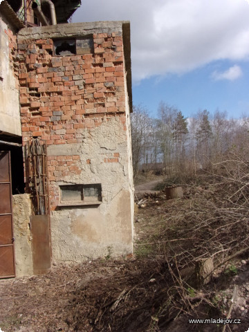 Fotografie Také se pokácely stromy před elektrickou rozvodnou.