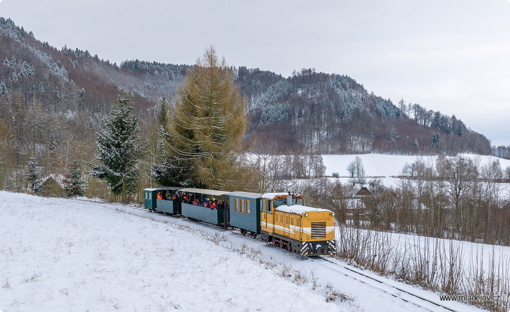 Fotografie A nyní série fotek z&nbsp;dronu se zasněženou krajinou, zde pohled k&nbsp;Mladějovskému hradisku.