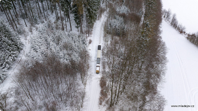 Fotografie Vlak vjíždí do stanice Veksl, odstavná kolej dříve vedla k&nbsp;horní stanici lanovky.