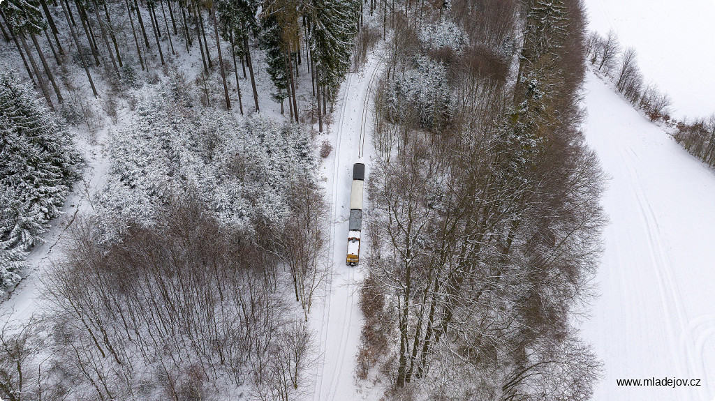 Fotografie Vlak vjíždí do stanice Veksl, odstavná kolej dříve vedla k&nbsp;horní stanici lanovky.
