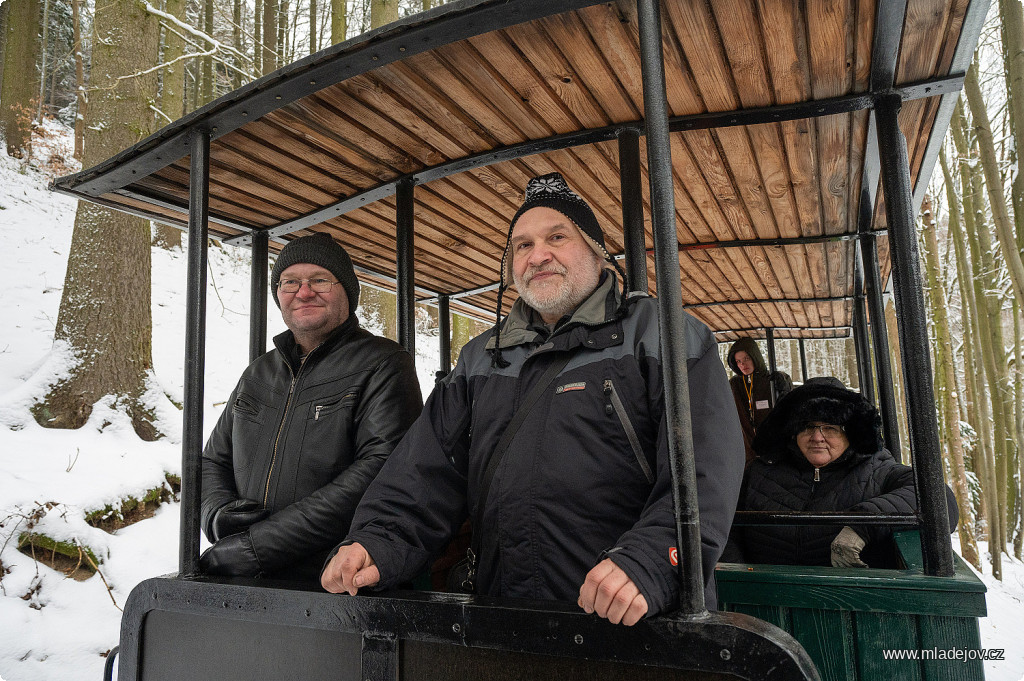 Fotografie Vichr s&nbsp;Tomášem monitorují průběh jízdy.
