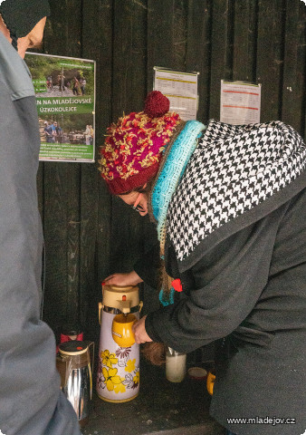 Fotografie V čekárně u&nbsp;kolejí se mezitím rozbalil bar s&nbsp;teplým čajem.