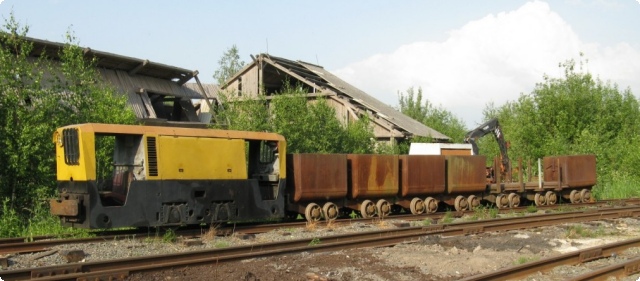 Důlní lokomotiva DH 30 D se soupravou důlních vozů JDV, tzv. huntů, a vozů pro dopravu dlouhého materiálu (2010)