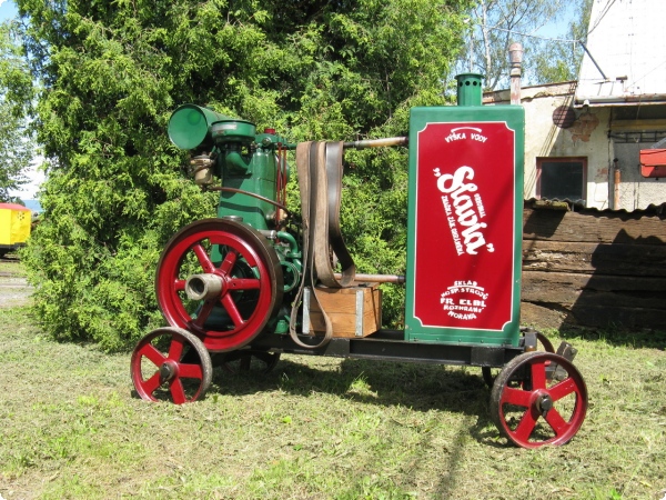 Stabilní motor Slavia (diesel, 9 koní)
